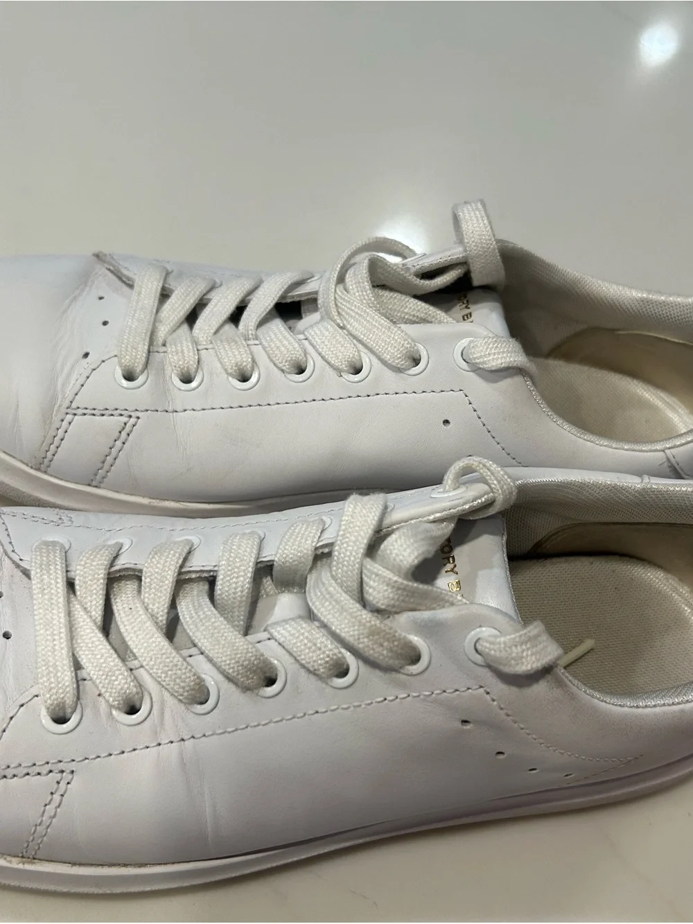 Tory Burch women’s Off-White Leather Logo Heel Sneakers. Size 8